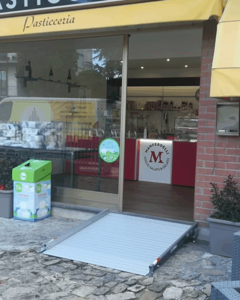 Servoscala montata da Ausili Disabili in un bar
